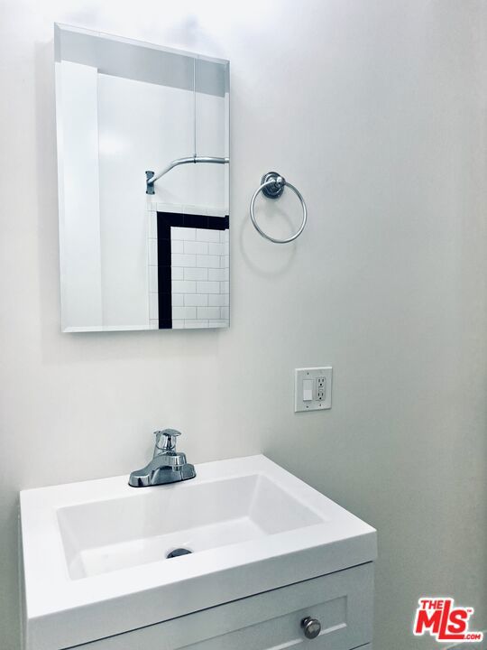 1839 N NORMANDIE Avenue, Los Angeles CA: https://media.crmls.org/mediaz/649e6358-948b-453b-8758-16b278dbc27c.jpg