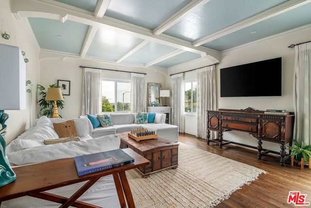 3691 Aureola Boulevard, View Park CA: https://media.crmls.org/mediaz/649ef628-2a16-4e9c-85d5-9e68c5aca42d.jpg