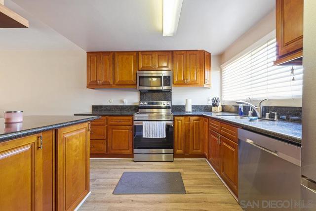 8741 Lake Murray Blvd, UNIT 8, San Diego CA: https://media.crmls.org/mediaz/649ef649-cd9e-4008-96ab-648388255bb2.jpg