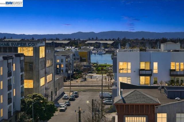 201 4Th St, Oakland CA: https://media.crmls.org/mediaz/649fb4c6-fb78-49e7-8969-2c78c677d2b0.jpg