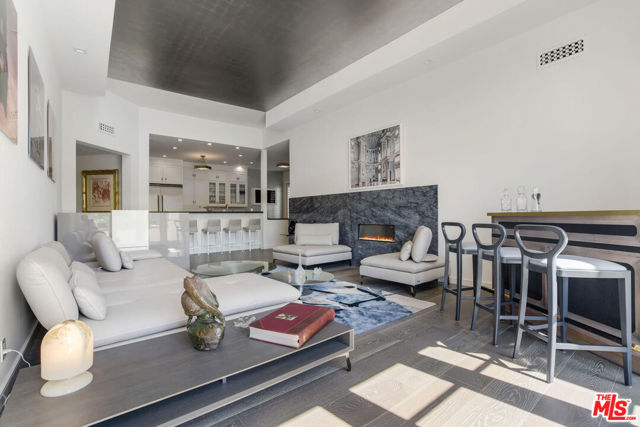 10100 Empyrean Way, Los Angeles CA: https://media.crmls.org/mediaz/649fbfde-2f8c-48cf-a4a8-6afb59bc4723.jpg