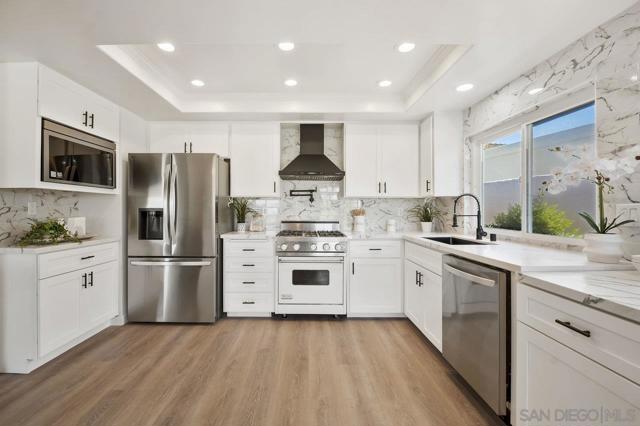 17676 Corte Sobrado, San Diego CA: https://media.crmls.org/mediaz/649fe67f-b111-4ce9-94e6-87229ecc1e58.jpg