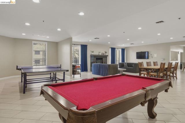 6400 Christie Ave, Emeryville CA: https://media.crmls.org/mediaz/649fe79e-a343-494b-9c55-db66bc063e87.jpg