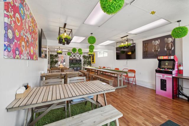 1707 Lincoln Ave, Alameda CA: https://media.crmls.org/mediaz/64a314b7-14b2-42d5-9391-0b51fdd10bd5.jpg