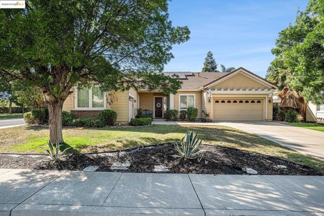 1839 Elizabeth Way, Brentwood CA: https://media.crmls.org/mediaz/64a3ad4c-33ff-48f4-8541-20bae3c34b6f.jpg