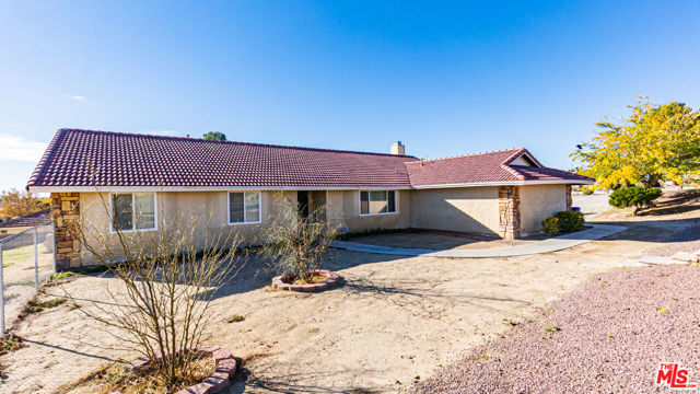 26665 Lakeview Drive, Helendale CA: https://media.crmls.org/mediaz/64a43b50-e66a-4225-98b1-0bdb1b80adff.jpg