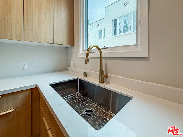 150 N Arnaz Drive, Beverly Hills CA: https://media.crmls.org/mediaz/64a45faa-b0ec-4d91-bd45-bd8d3f48226e.jpg