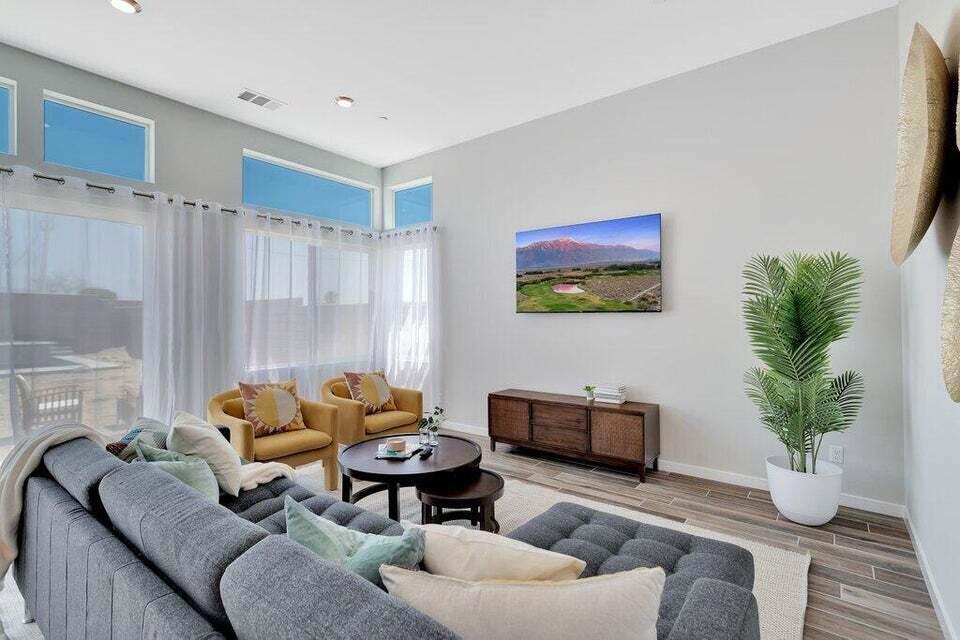 https://media.crmls.org/mediaz/64a465a8-cc0d-42bd-ac84-219e68565d7f.jpg?preset=X-Large