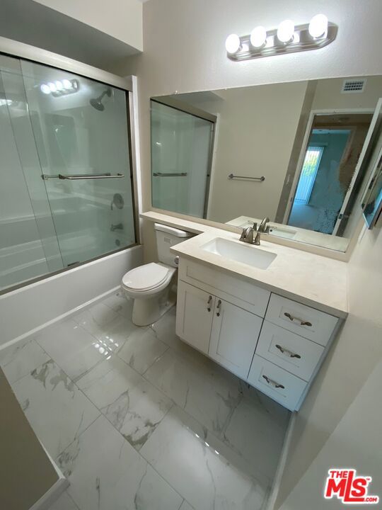 435 E Tamarack Avenue, Inglewood CA: https://media.crmls.org/mediaz/64a59b20-1660-4636-a388-0a21c44ed483.jpg