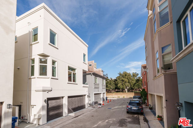 142 Union Jack Mall, Marina del Rey CA: https://media.crmls.org/mediaz/64a5ba47-b1a6-44af-96d4-902cb54c32de.jpg