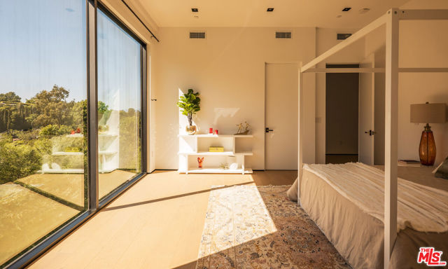3920 Knobhill Drive, Sherman Oaks CA: https://media.crmls.org/mediaz/64a5ed67-a68a-4656-ba98-68e1942a91ab.jpg
