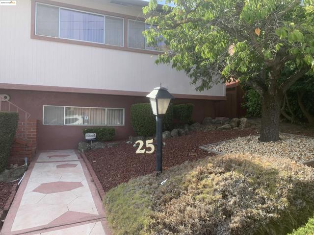 25 Woodcliff Ct, Oakland CA: https://media.crmls.org/mediaz/64a5f5f4-b20c-4fa5-9564-3b28dc827b1c.jpg
