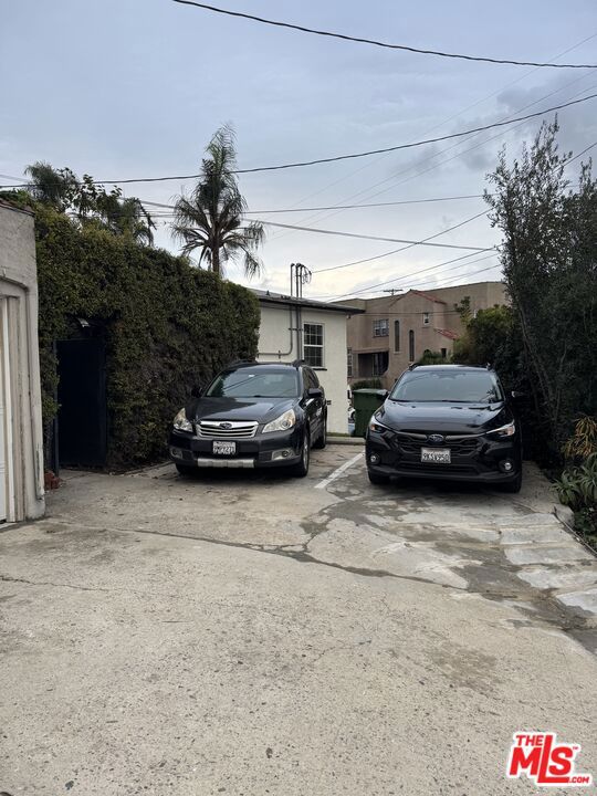 4010 W Adams Boulevard, Los Angeles CA: https://media.crmls.org/mediaz/64a67dd1-f3ae-4560-940e-5a1165f43eb8.jpg