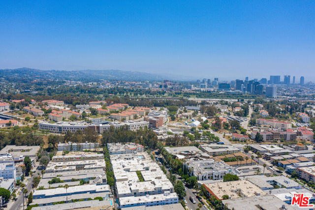 11636 Montana Avenue, Los Angeles CA: https://media.crmls.org/mediaz/64a6971a-5048-4864-990e-d7c1dc8a9458.jpg