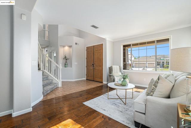 1139 Jordan Ct, Brentwood CA: https://media.crmls.org/mediaz/64a6d897-6dae-4047-9046-f0af017e39bb.jpg