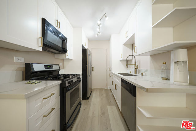 421 S La Fayette Park Place, Los Angeles CA: https://media.crmls.org/mediaz/64a6d960-57c9-4715-a30b-34f2faceda18.jpg