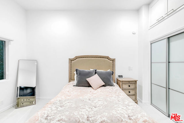 840 N Croft Avenue, Los Angeles CA: https://media.crmls.org/mediaz/64a7501c-96cd-41e5-b84a-b2a93fdbfdc8.jpg