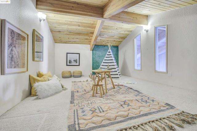 33 Binnacle Hl, Oakland CA: https://media.crmls.org/mediaz/64a7bb7a-eaf5-4f6c-9778-9a75d3c20164.jpg