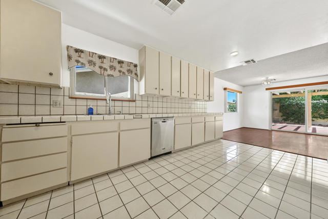 52600 Avenida Herrera, La Quinta CA: https://media.crmls.org/mediaz/64a7fce7-b09b-4169-b549-b89de91da582.jpg