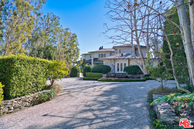 27540 Pacific Coast Highway, Malibu CA: https://media.crmls.org/mediaz/64a819f0-6b83-4288-8f2a-db351e510643.jpg