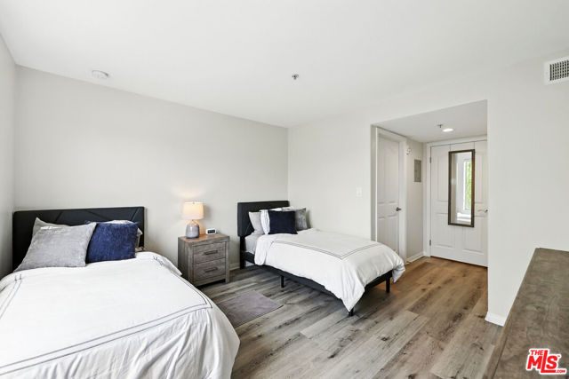 1211 S Shenandoah Street, Los Angeles CA: https://media.crmls.org/mediaz/64a85eac-58c1-41d8-8699-2c9c03545729.jpg