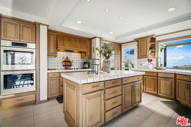 23255 W Paloma Blanca Drive, Malibu CA: https://media.crmls.org/mediaz/64a88046-c259-46ff-83b8-112947ec152e.jpg