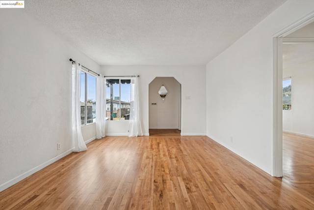 2640 77th Ave, Oakland CA: https://media.crmls.org/mediaz/64a91590-3ac8-4f57-b53d-9ebccffc42f7.jpg