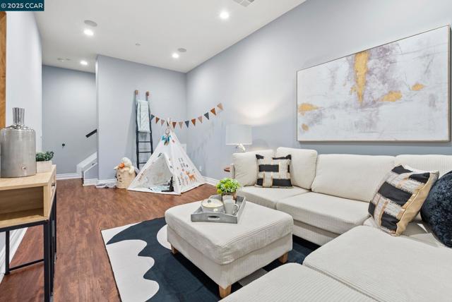 102 Barbara Rd, Orinda CA: https://media.crmls.org/mediaz/64a951c5-2ff3-4a5e-94af-091d4ad0e891.jpg
