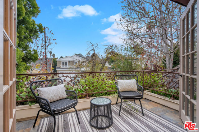 2917 N Poinsettia Avenue, Manhattan Beach CA: https://media.crmls.org/mediaz/64a95673-1407-461a-a98b-b9b1cfa22880.jpg