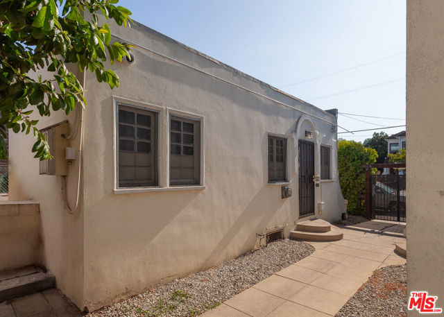 1520 Menlo Avenue, Los Angeles CA: https://media.crmls.org/mediaz/64a9794d-024e-497b-830d-55e98e340ddb.jpg