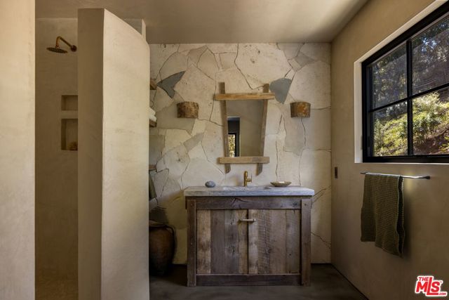 225 Powderhorn Ranch Road, Topanga CA: https://media.crmls.org/mediaz/64aa247a-27fc-4541-a975-d7857ef9d36f.jpg