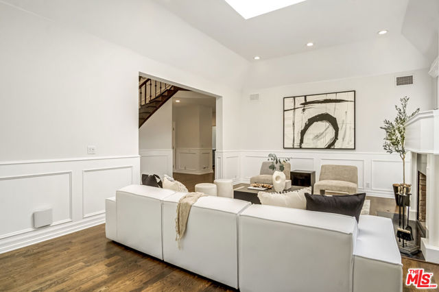116 N Palm Drive, Beverly Hills CA: https://media.crmls.org/mediaz/64aa3796-20c5-4ce4-b9a9-07ec2aa09e38.jpg