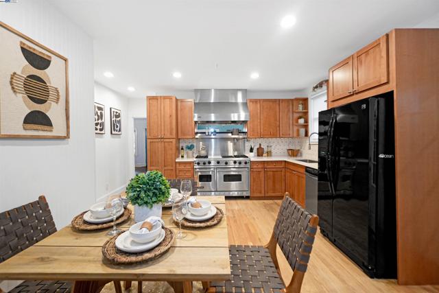 3908 Archmont Pl, Oakland CA: https://media.crmls.org/mediaz/64ab41ae-d2ad-47b4-8ad9-dff5e6efac80.jpg