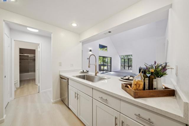 1089 Foxchase Dr, San Jose CA: https://media.crmls.org/mediaz/64ac9c97-0c50-4387-91cf-2a227ff8c8d0.jpg