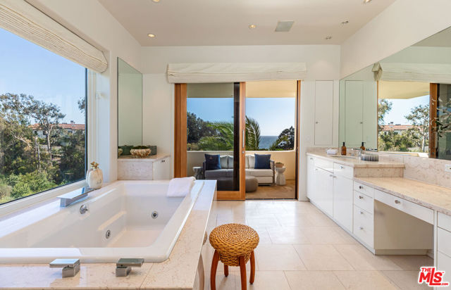 6417 Merritt Drive, Malibu CA: https://media.crmls.org/mediaz/64adcf8d-6633-4c9c-9d51-f28402011994.jpg