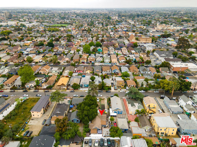 679 E 41st Place, Los Angeles CA: https://media.crmls.org/mediaz/64ae9b19-90e3-4cbf-a775-44abd035077a.jpg