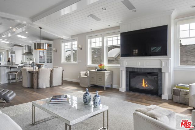 636 12th Street, Manhattan Beach CA: https://media.crmls.org/mediaz/64ae9dc3-5ae3-4f7c-a502-b5da6e101aaf.jpg