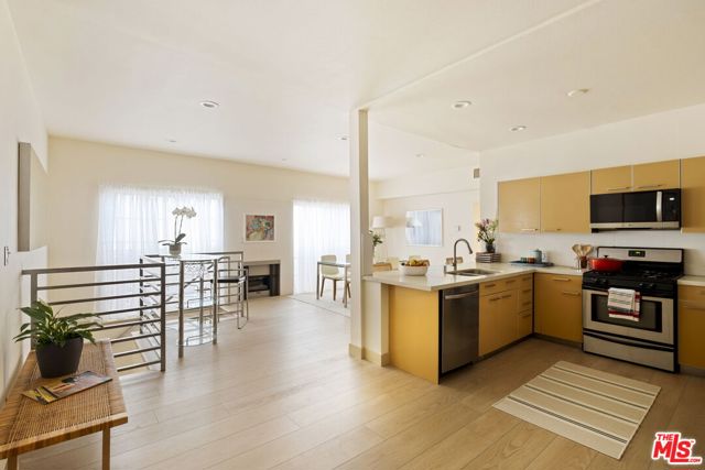 1717 Malcolm Avenue, Los Angeles CA: https://media.crmls.org/mediaz/64aef52c-0b5d-4703-856d-268101b63a15.jpg