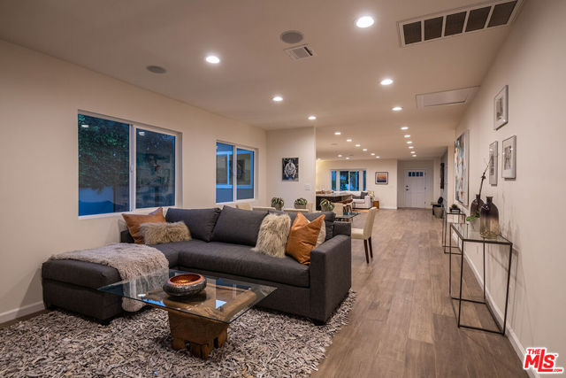 4370 Beck Avenue, Studio City CA: https://media.crmls.org/mediaz/64afcd04-2ae3-43c5-b74c-8da680656237.jpg
