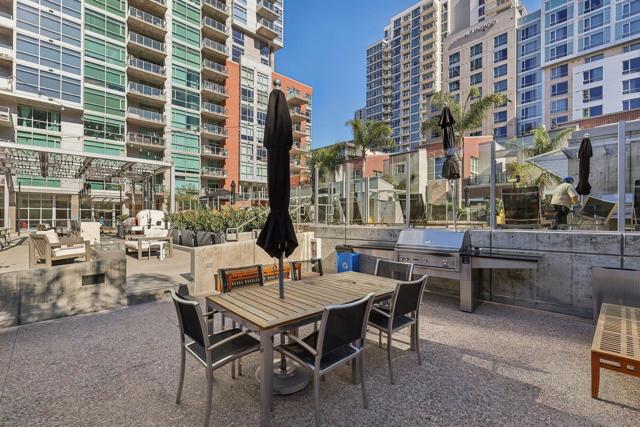 800 The Mark Ln, San Diego CA: https://media.crmls.org/mediaz/64b07448-838e-43f0-892c-c3214daf0e3e.jpg
