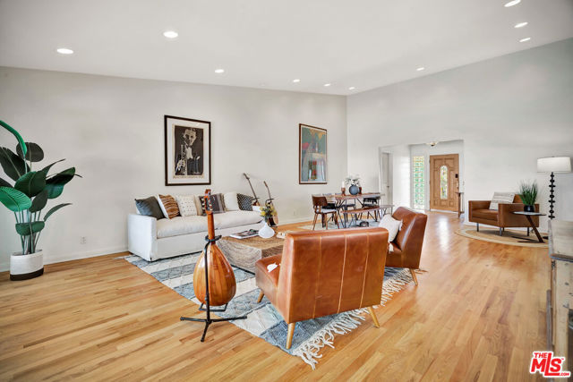 5252 Vanalden Avenue, Tarzana CA: https://media.crmls.org/mediaz/64b0a7e5-13a7-4d37-b090-5eb9e53787f3.jpg
