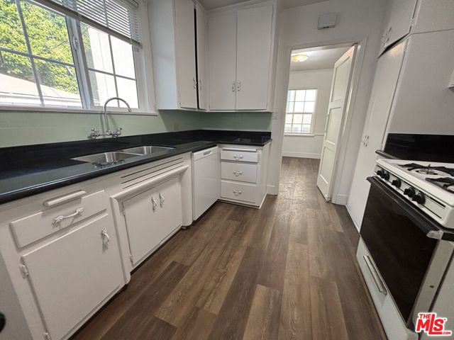 1638 Greenfield Avenue, Los Angeles CA: https://media.crmls.org/mediaz/64b15de4-1583-4859-abdf-b2348722310c.jpg