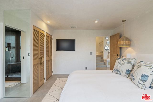 15 Reef Street, Marina del Rey CA: https://media.crmls.org/mediaz/64b17332-b76f-4539-aceb-82301aef5639.jpg
