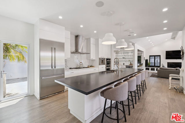 18141 Green Meadow Drive, Encino CA: https://media.crmls.org/mediaz/64b19e3e-1d3c-41f3-8329-931241f207fb.jpg