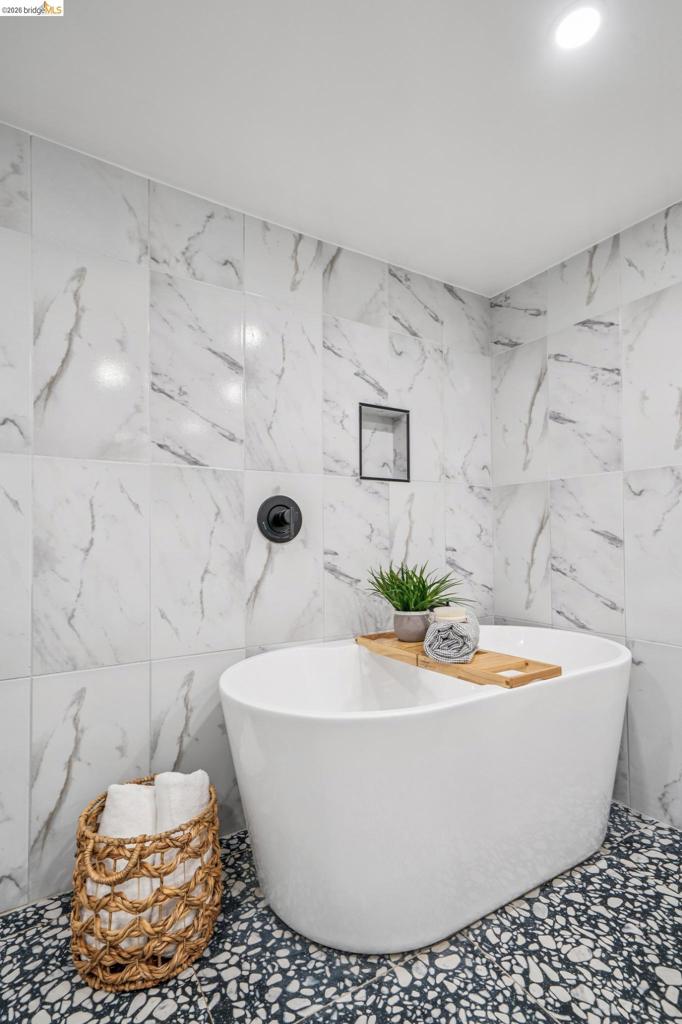 https://media.crmls.org/mediaz/64b1c1b0-24c1-4593-b978-5e688645da07.jpg?preset=X-Large