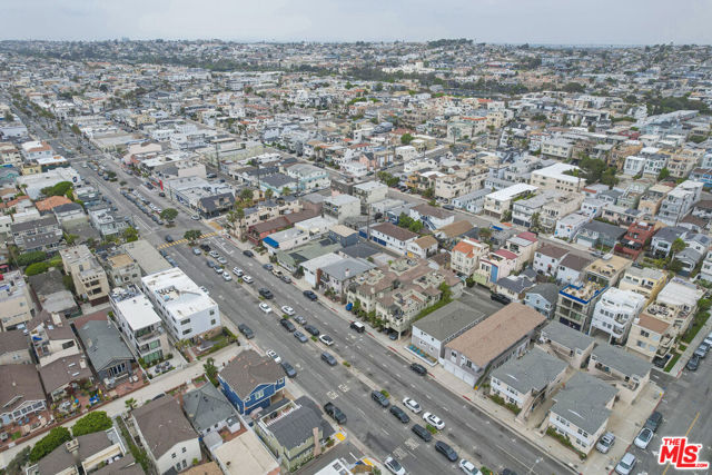 642 Hermosa Avenue, Hermosa Beach CA: https://media.crmls.org/mediaz/64b3ebbb-a563-4c70-8ebb-38edad8e8dbc.jpg