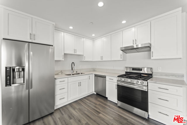 1254 9th Street, Santa Monica CA: https://media.crmls.org/mediaz/64b4961d-135f-4a28-8971-51e8767878bc.jpg