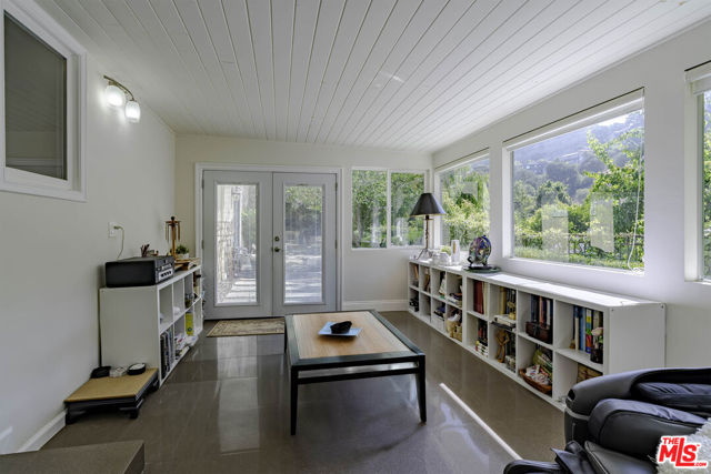 2250 Betty Lane, Beverly Hills CA: https://media.crmls.org/mediaz/64b52cc4-780a-4074-8484-728696a95d5e.jpg