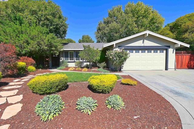 7776 Dublin Green Ct, Dublin CA: https://media.crmls.org/mediaz/64b663f4-6663-4e29-8be0-e878f9664376.jpg