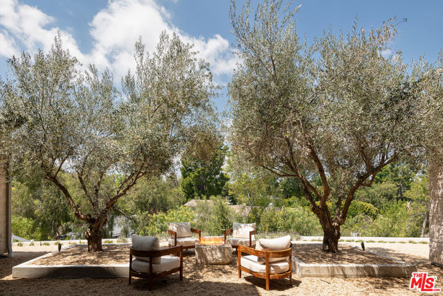 24172 Lupin Hill Road, Hidden Hills CA: https://media.crmls.org/mediaz/64b72a91-b0d3-4f26-8d30-7197d6e80e50.jpg
